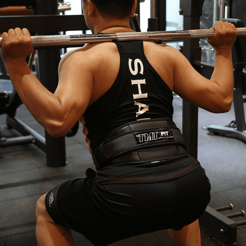 "Vue d'ensemble de la Ceinture muscu' Néoprène dans un contexte de gym"