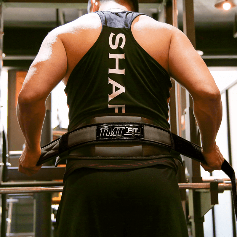 "Femme ajustant la Ceinture muscu' Néoprène avant son entraînement"