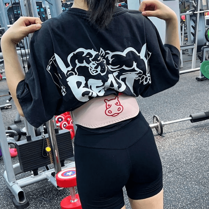 "La Ceinture de Musculation Hippo Rose offrant un support solide pour une posture correcte pendant l'entraînement."