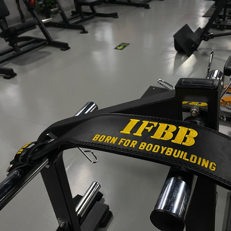 "Image détaillée de la ceinture de musculation noire IFBB offrant un ajustement personnalisé"