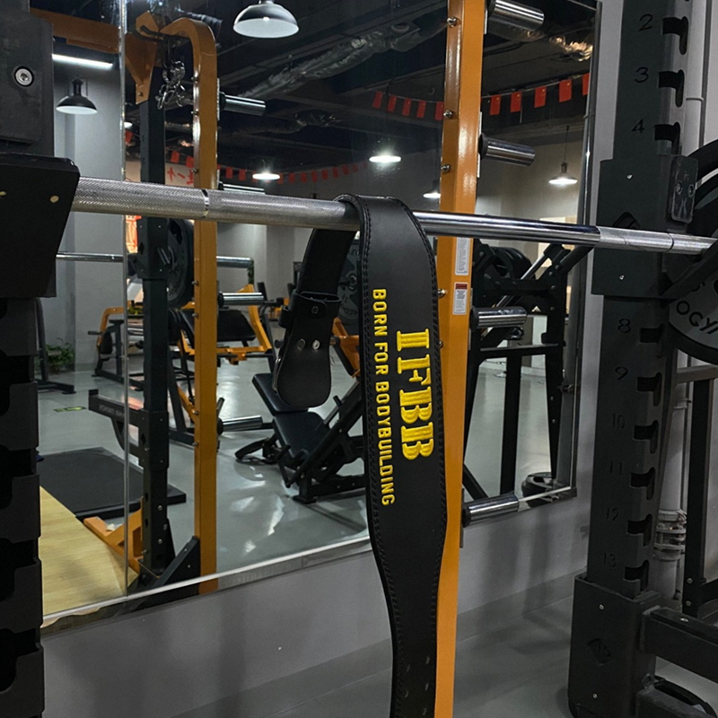 "Ceinture musculation IFBB en noir, conçue pour augmenter les performances d'entraînement"