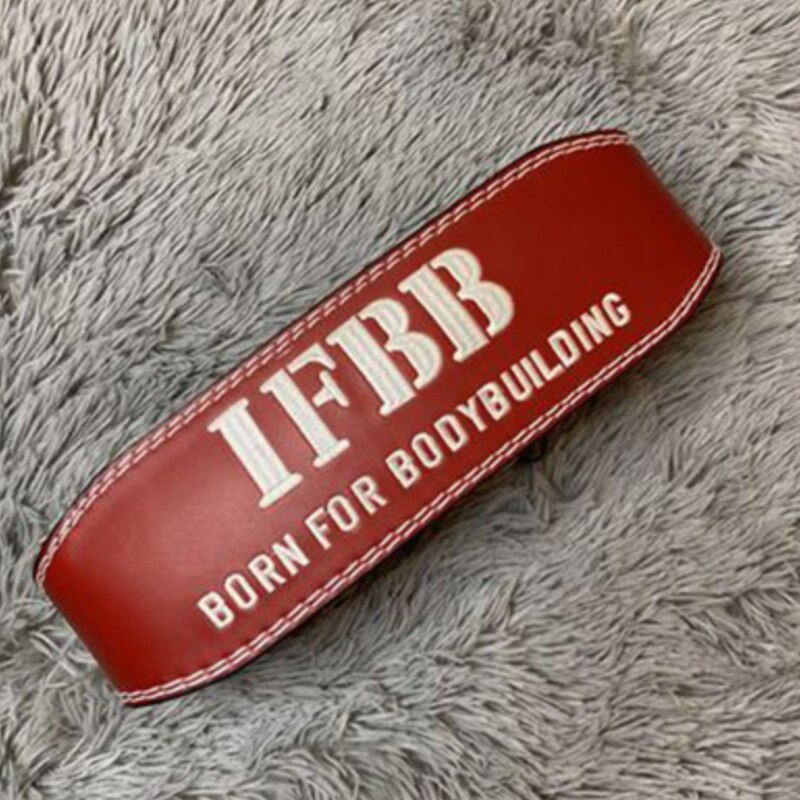 "Athlète effectuant un soulèvement de poids avec la ceinture de musculation IFBB Rouge pour soutien lombaire."
