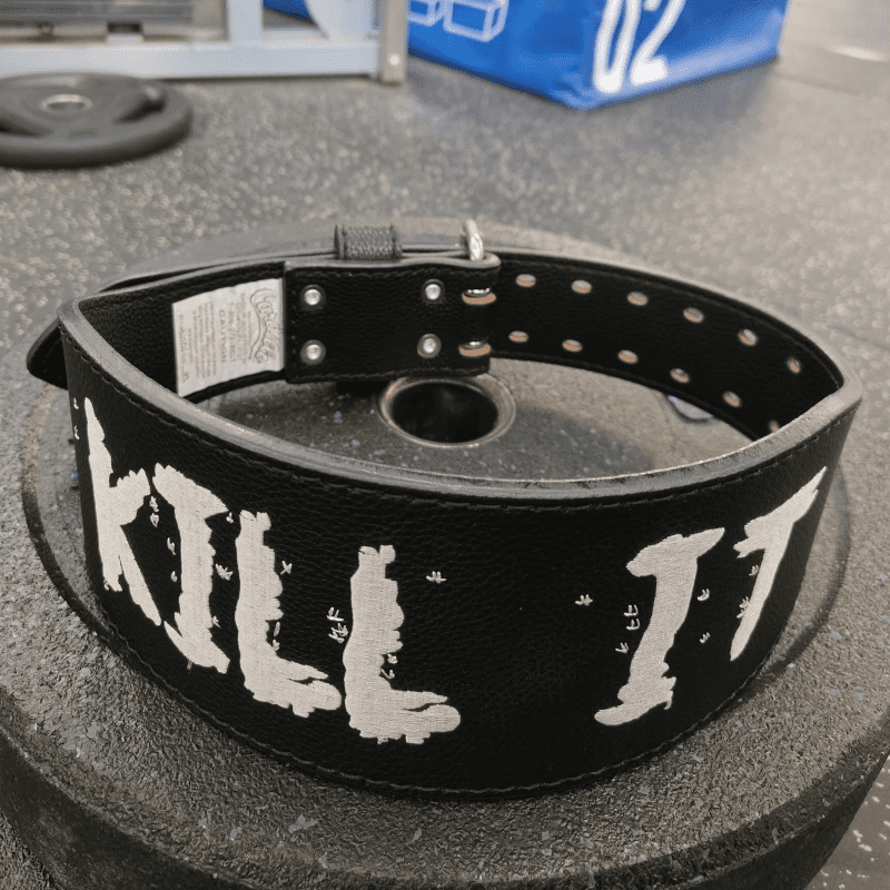 "Ceinture de sport avec un message puissant, un compagnon idéal pour les séances intenses."