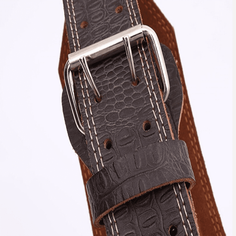 "Femme ajustant la Ceinture de Musculation LeatherLift Belt avant l'entraînement"