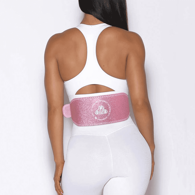 "Homme soulevant des poids lourds avec la ceinture Love Squat"