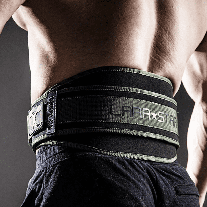 Ceinture de Musculation Lumbarfit Kaki portée par une sportive lors d'un exercice de musculation.