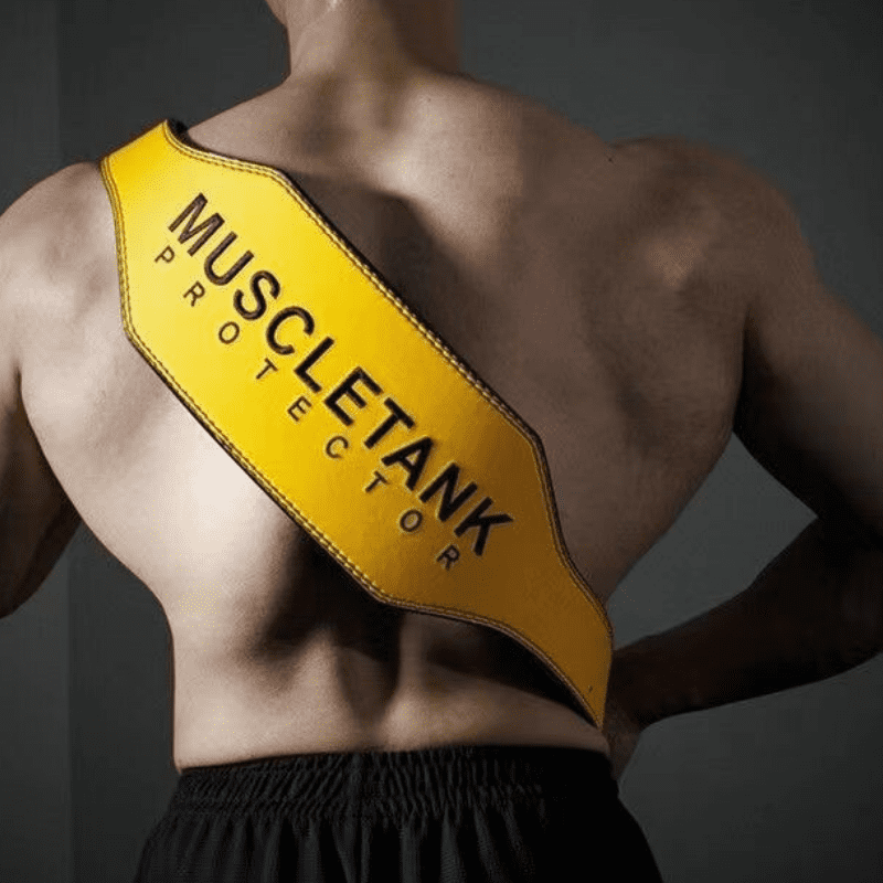 "Athlète effectuant un soulèvement lourd avec la ceinture de musculation MuscleTank pour un soutien du dos."