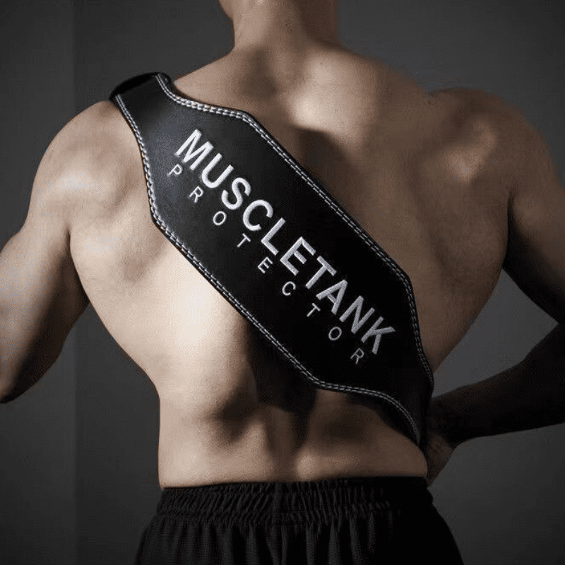 "Homme effectuant un exercice de levage avec la Ceinture de Musculation MuscleTank Noire"