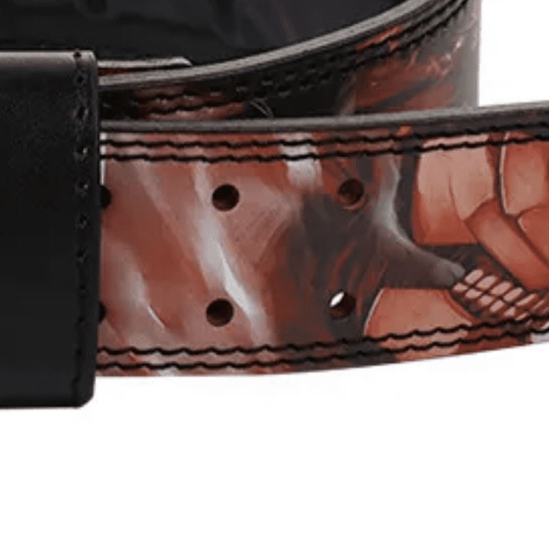 "Zoom sur le design du Titan Cuirassé sur la Ceinture musculation SNK."