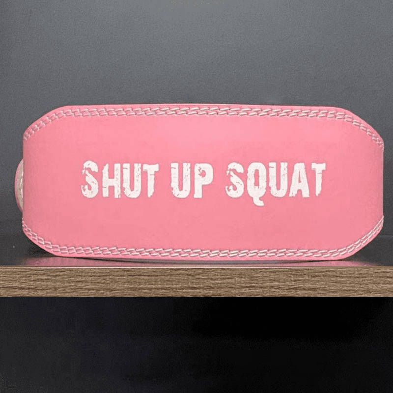 "Ceinture de musculation Squat Rose avec inscription 'SHUT UP SQUAT' en gros plan"