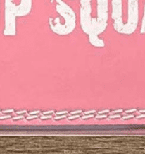 "La Ceinture de Musculation Squat Rose disposée sur une surface blanche, montrant sa robustesse et son design inspirant"