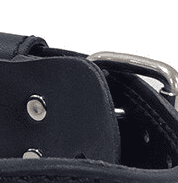 Une ceinture noire de musculation avec un logo d'ours distinctif, offrant soutien lombaire et style lors de vos séances de fitness et de musculation intenses.
