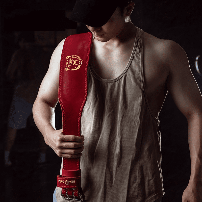 "Image de la ceinture de musculation rouge avec logo d'ours pour un style audacieux."