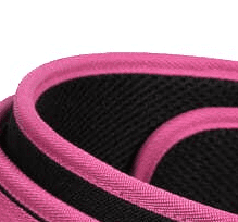 "Vue en gros plan de la ceinture de musculation en nylon rose"