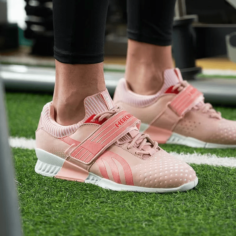 "Chaussures de sport spécialisées pour femmes en haltérophilie, design moderne."