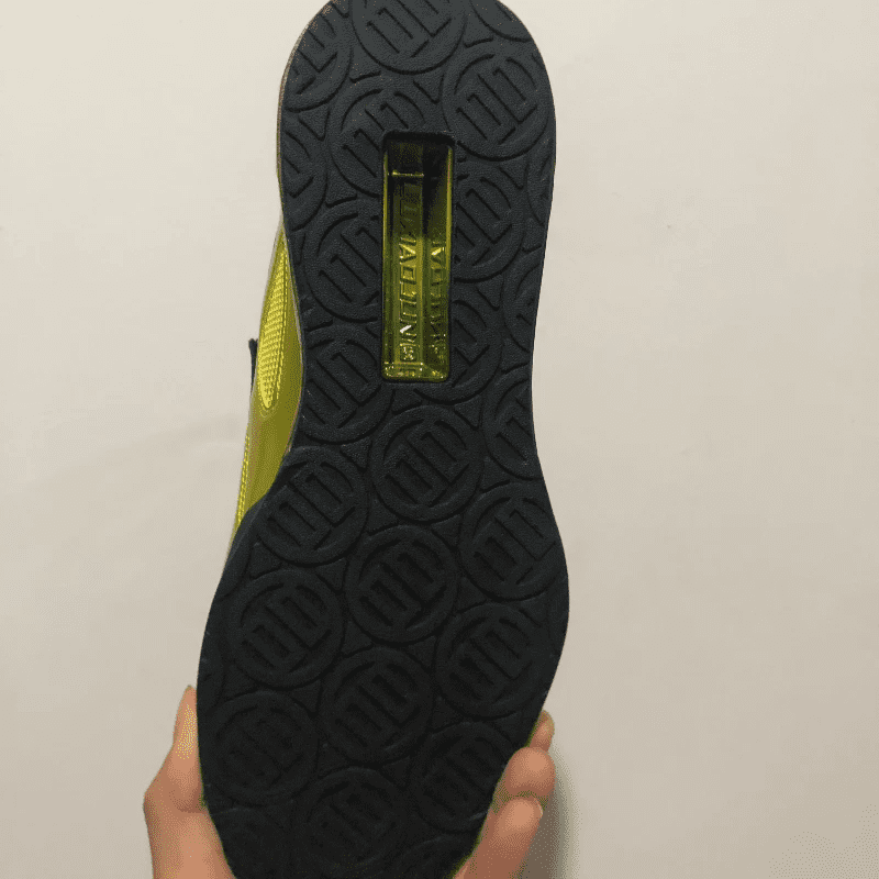 "Performance et style : chaussures d'haltérophilie en couleur or."