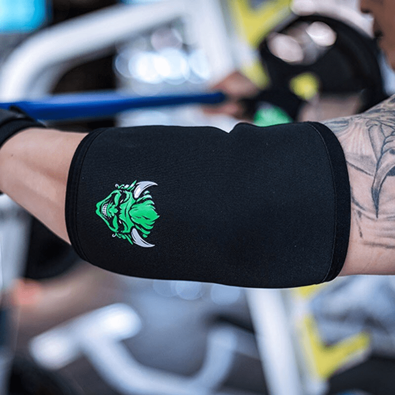 "Coudière de sport Démon en néoprène vert, pour un soutien robuste et confortable du coude lors des activités de force."