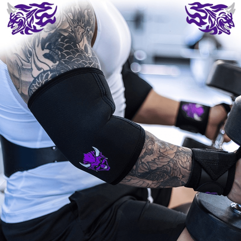"Coudière de musculation de couleur mauve avec motif démon, offrant soutien et confort pendant l'exercice."