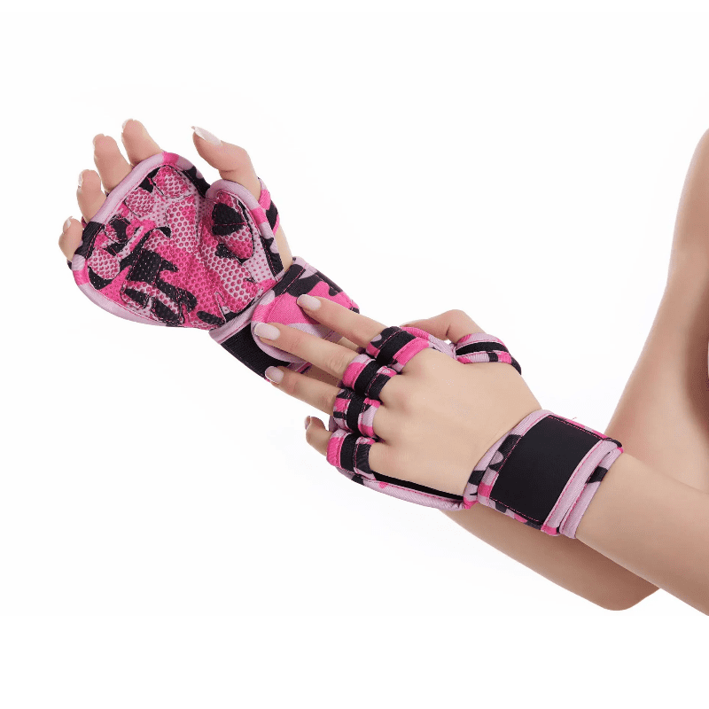 "Gants d'entraînement en motif camouflage rose, alliant style et fonctionnalité."