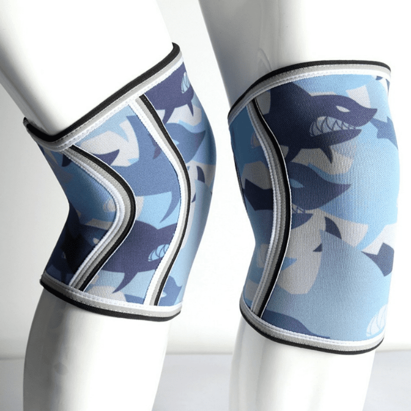 Genouillère Haltérophilie Blue Shark offrant un soutien robuste pour les levées lourdes, tout en se démarquant avec son design audacieux de requin bleu.