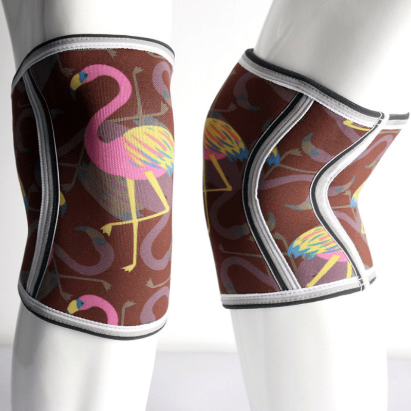 Genouillère Haltérophilie Funky Flamingo offrant un soutien supérieur pour des performances optimales en haltérophilie, tout en apportant une touche de fantaisie avec son design de flamant rose.