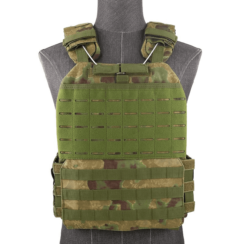 Homme faisant de l'exercice avec un gilet lesté armée vert pour une séance d'entraînement intensifiée.