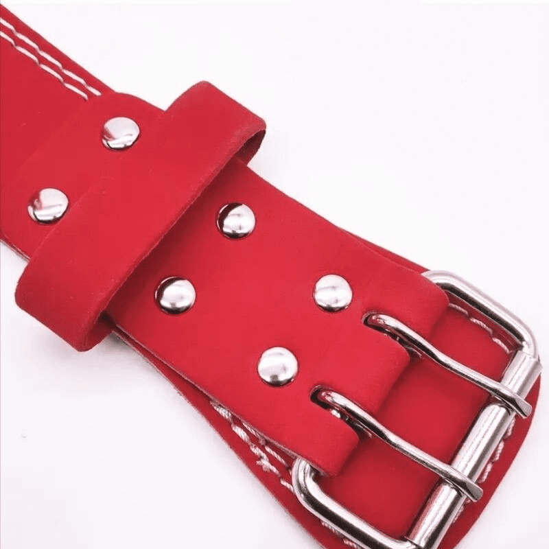 Homme portant la ceinture, montrant son ajustement parfait lors d'un exercice de soulevé de terre.