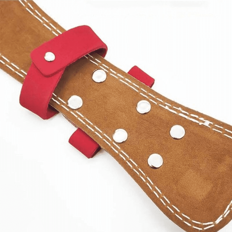 Ceinture de musculation dépliée sur une surface, mettant en valeur sa boucle ajustable.