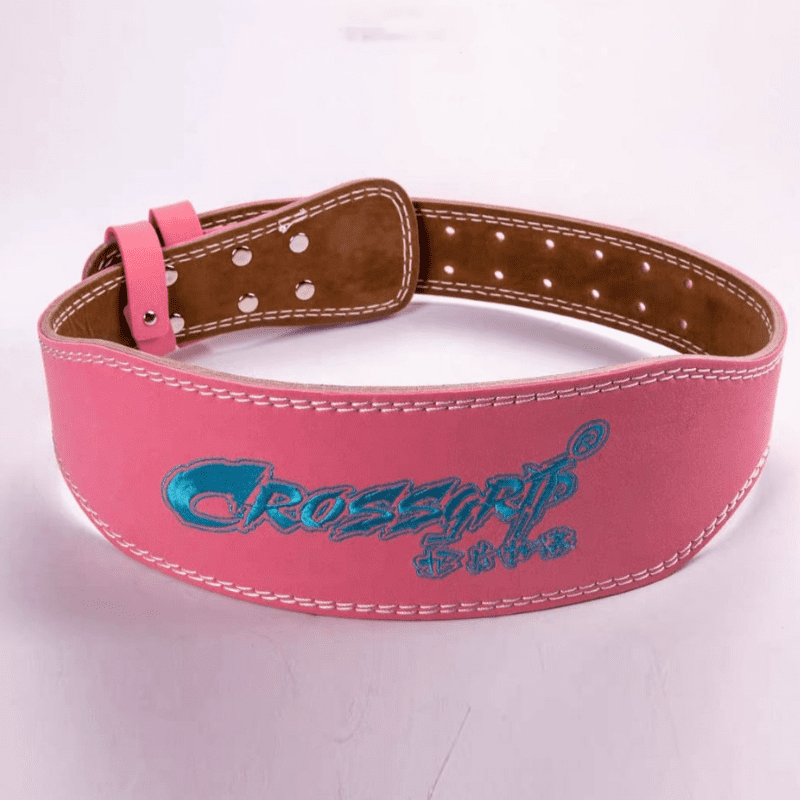 Athlète ajustant sa ceinture lombaire avant l'entraînement.