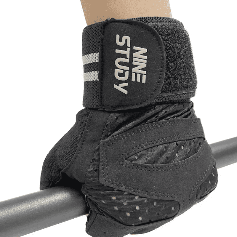 Athlète soulevant des poids avec les Mitaines de Sport, soulignant sa protection.