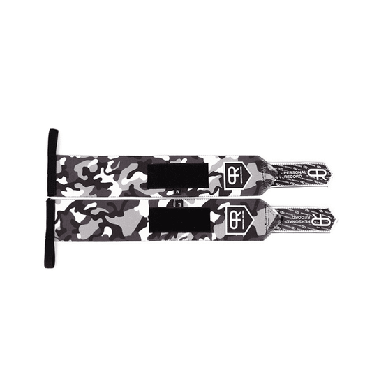 Sportif portant nos Bandes de Poignet Camouflage Blanc pendant une séance de musculation.