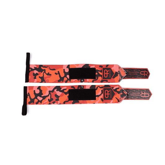 Sportif portant nos Bandes de Poignet Camouflage Rouge lors d'un entraînement de musculation.