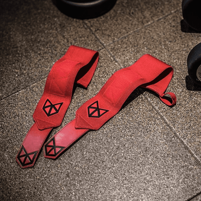 Sportif portant nos Bandes de Poignet Musculation Rouges pendant un entraînement de musculation.