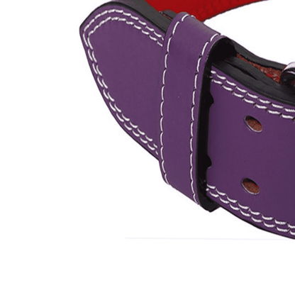 "Athlète effectuant un squat avec la ceinture d'haltérophilie mauve pour soutien."