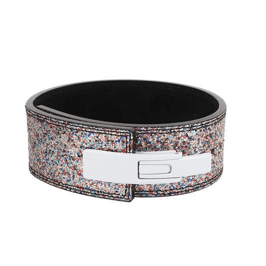 "Ceinture Powerlifting à Paillettes blanche brillant sous les lumières de la salle."