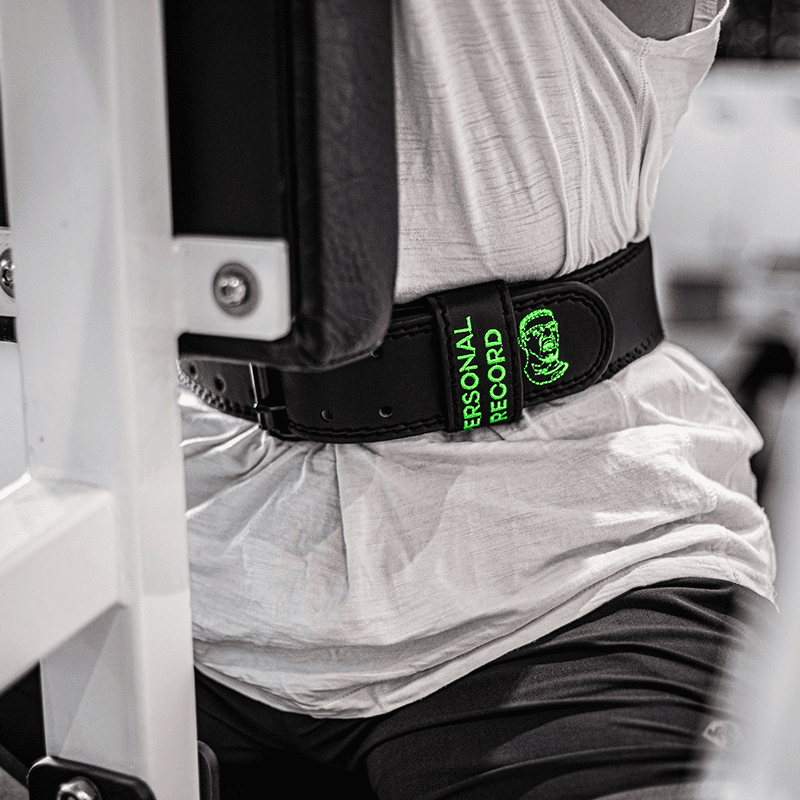 "La ceinture de musculation PR portée pendant une séance de musculation, illustrant son efficacité et sa fonctionnalité."