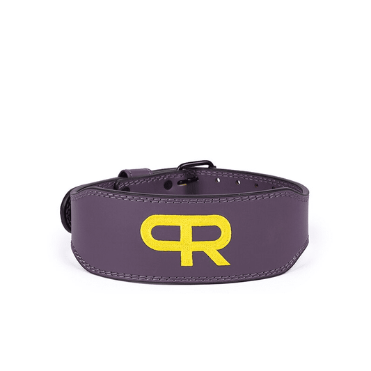 "Athlète féminine portant la Ceinture de Musculation 'PR' Mauve lors d'un entraînement intense"