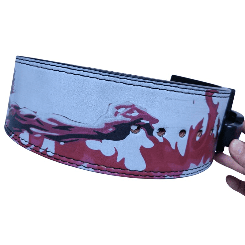 "Zoom sur le design et les motifs élégants de la ceinture."