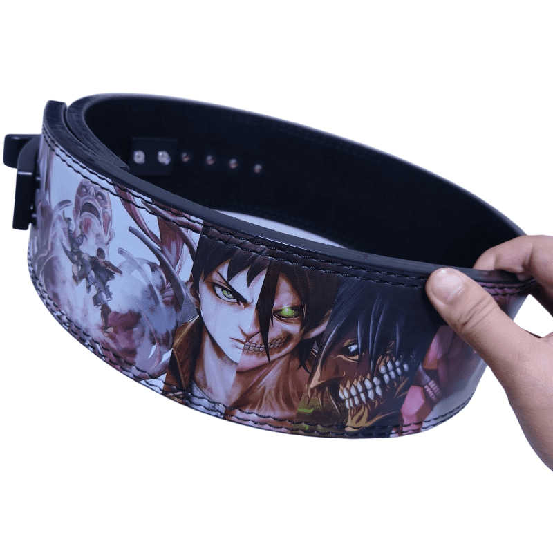"Sportif portant la Ceinture Eren Jeager lors d'un soulevé."