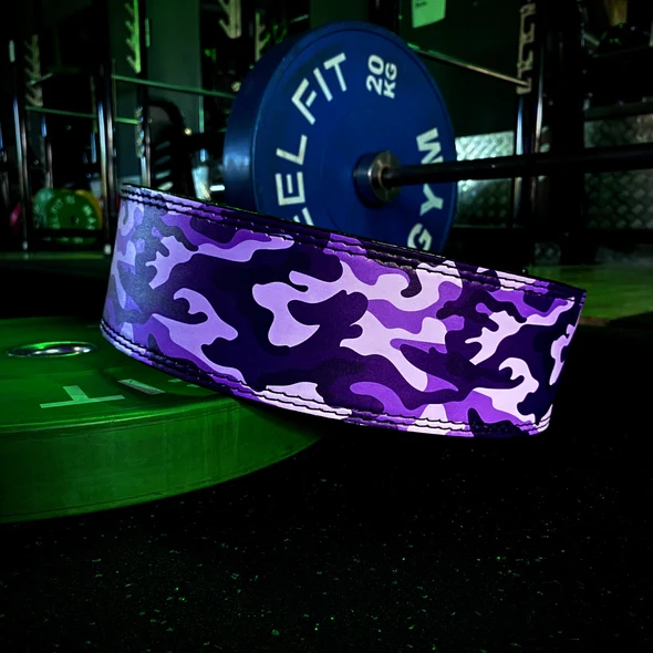 "Ceinture de force camouflage mauve "Purple Reign" : fusionnez votre passion pour la musique et le fitness avec cette ceinture de haute qualité"