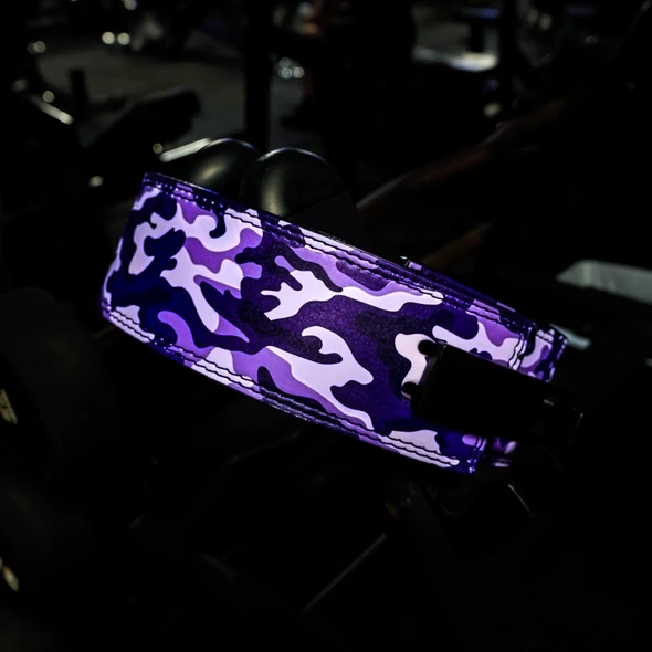 "Ceinture de musculation camouflage mauve "Purple Reign" : un must-have pour les fans de Future souhaitant ajouter une touche musicale à leurs séances d'entraînement"