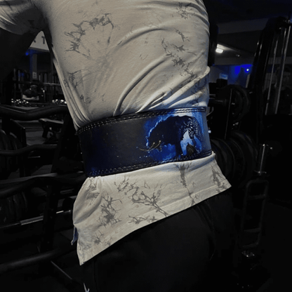 Image1: "Homme faisant du powerlifting avec la Ceinture de Force Fenrir"
