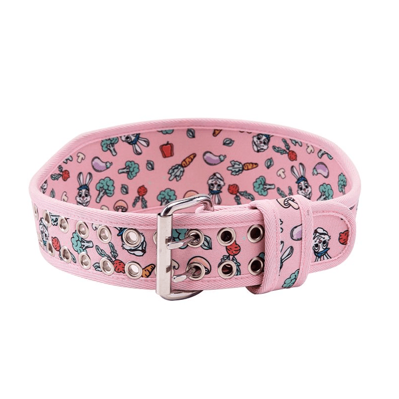 Motif de lapin brodé sur la ceinture.