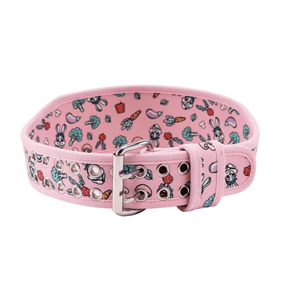 Motif de lapin brodé sur la ceinture.