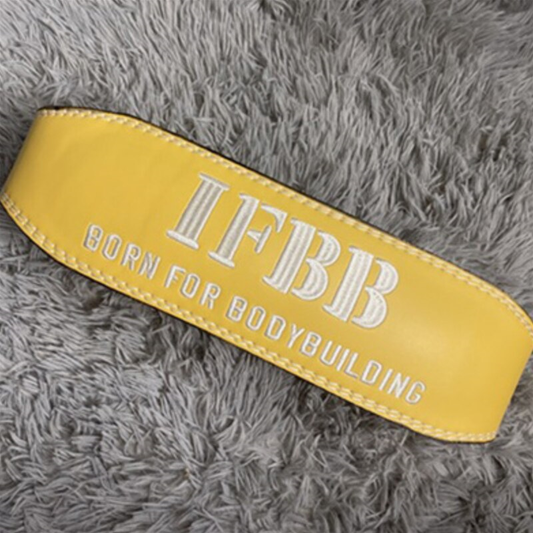 "Athlète portant la Ceinture de Musculation IFBB Jaune pendant un entraînement intense."