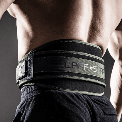 Ceinture de Musculation Lumbarfit Kaki portée par une sportive lors d'un exercice de musculation.
