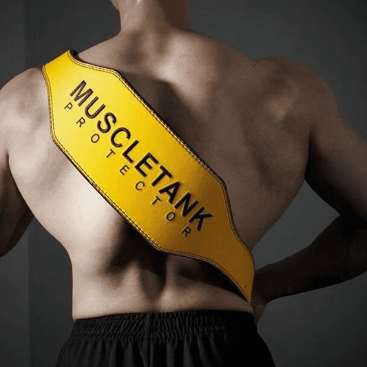 "Athlète effectuant un soulèvement lourd avec la ceinture de musculation MuscleTank pour un soutien du dos."