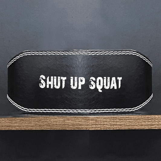 "Homme faisant un squat avec la ceinture de musculation Squat Noire SHUT UP SQUAT"