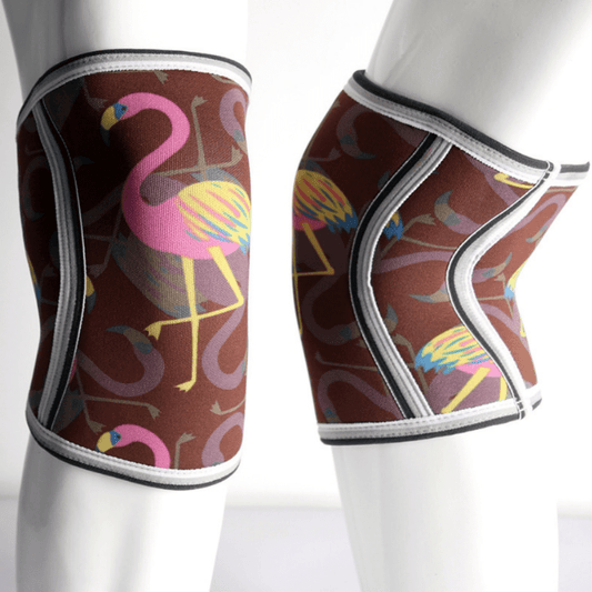 Genouillère Haltérophilie Funky Flamingo offrant un soutien supérieur pour des performances optimales en haltérophilie, tout en apportant une touche de fantaisie avec son design de flamant rose.
