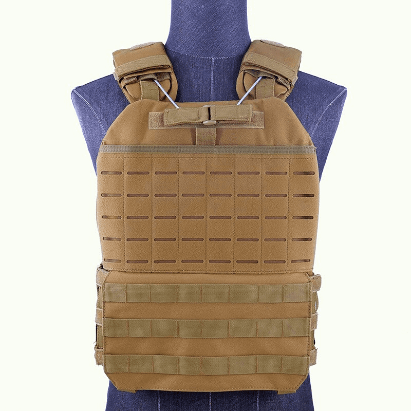 Un gilet lesté Camel robuste et ajustable pour intensifier vos entraînements, posé sur un fond neutre.